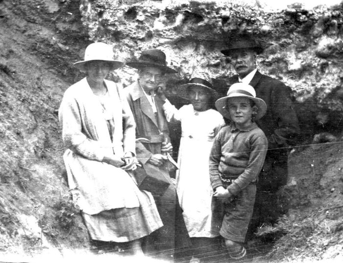 Visitors with young Billy in his 'white' hat, and his cousin Hettie, in the white dress